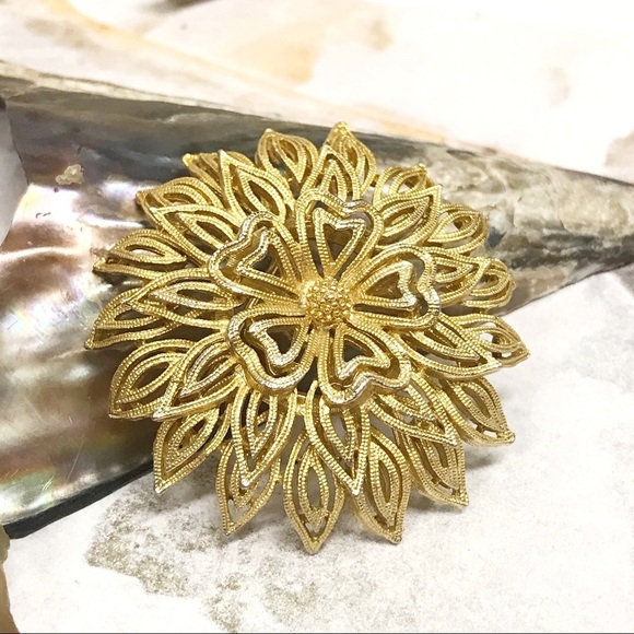 Vintage Lisner Brooch - Picture 5 of 5